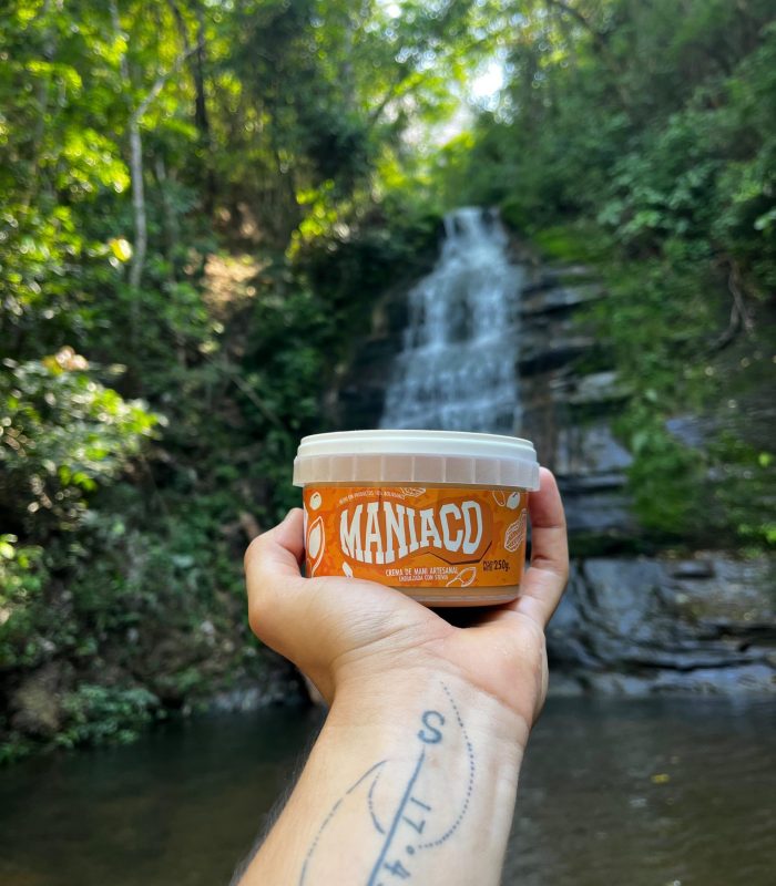 MANO AGARRANDO ENVASE CASCADA